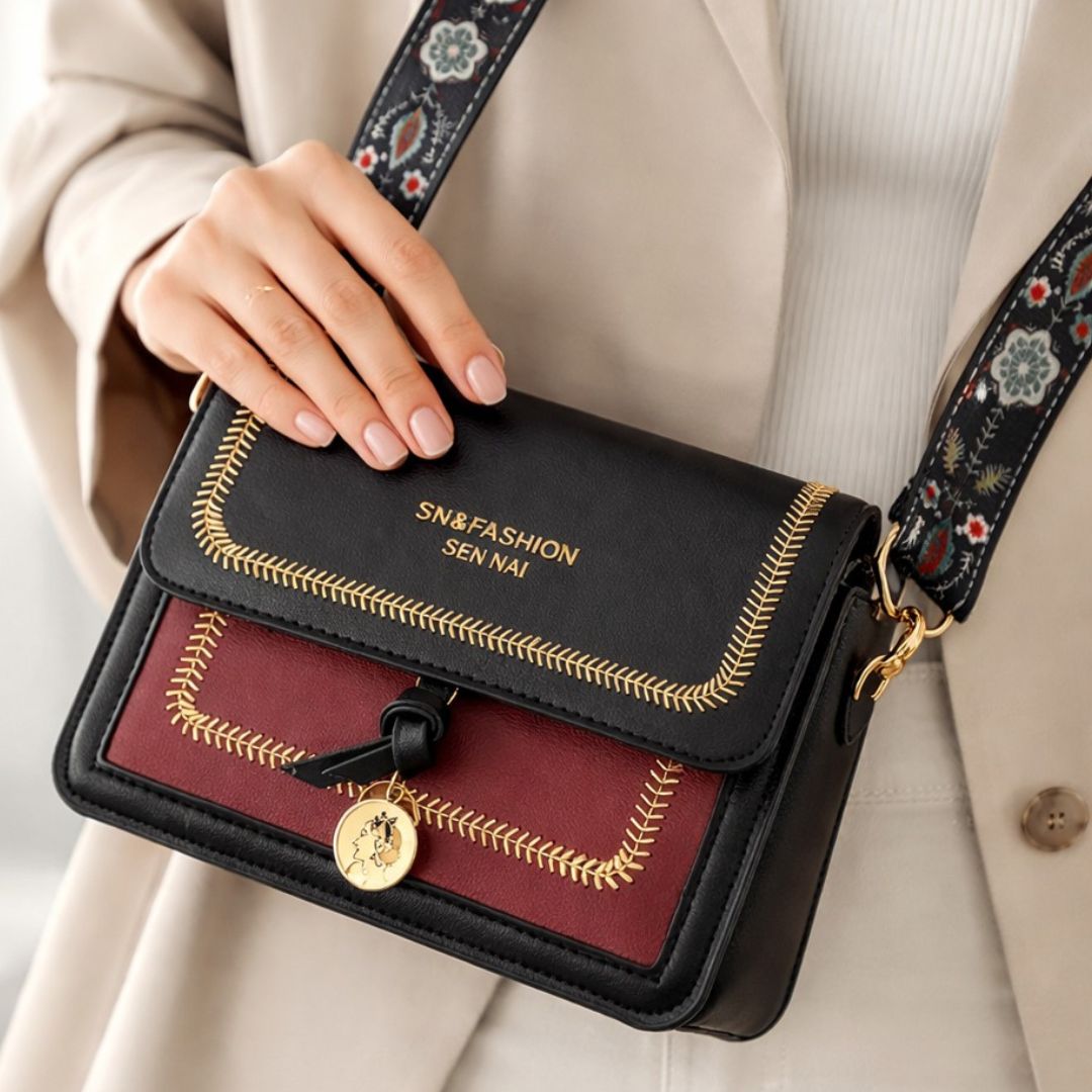 حقيبة كروس مربعة من الجلد الصناعي مزينة بخياطة يدوية ذهبية وحزام كتف عريض بنقوش بوهيمية 